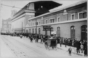 Crowds waiting to buy tickets at Shibe Park